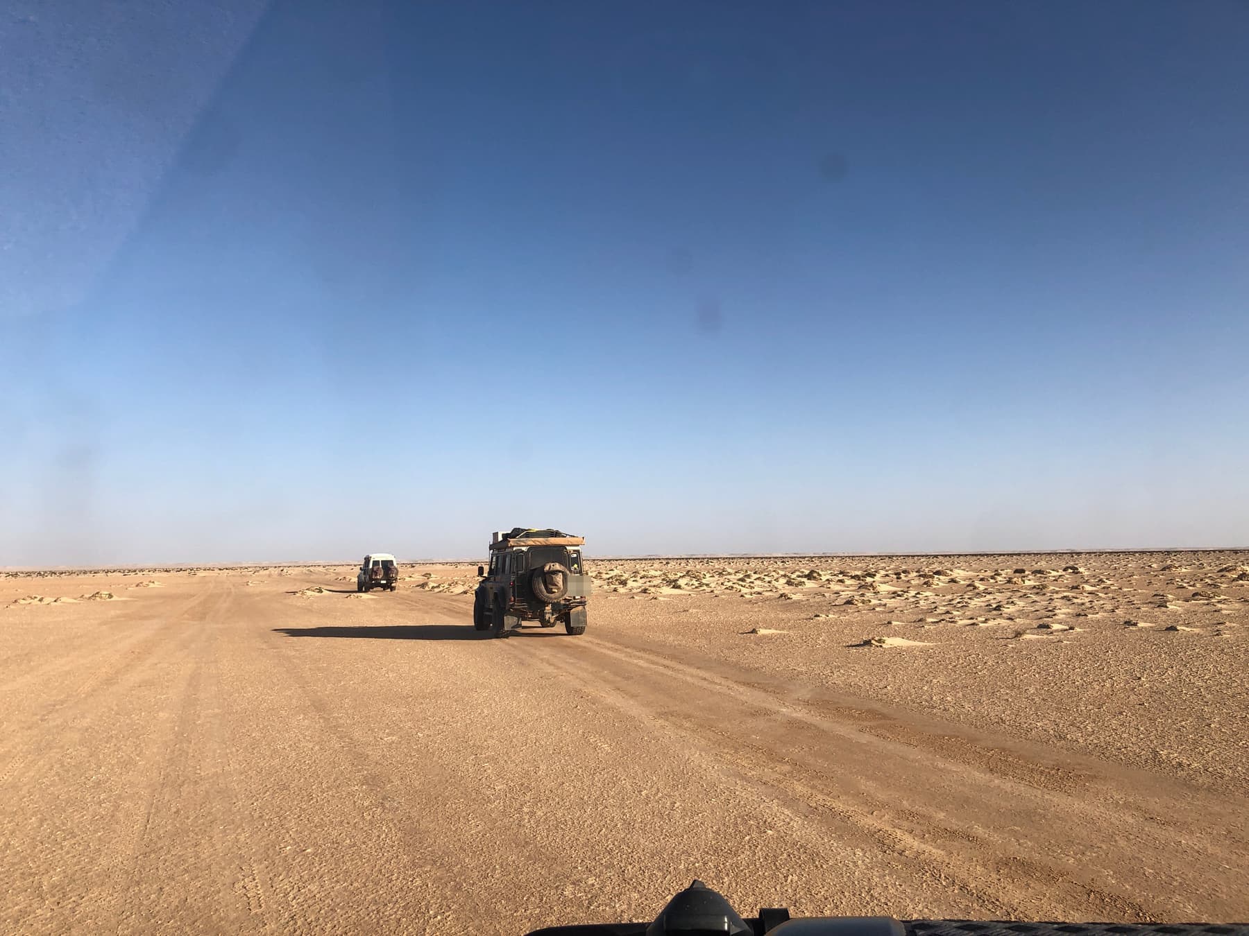 Convoy, piste, horizon.