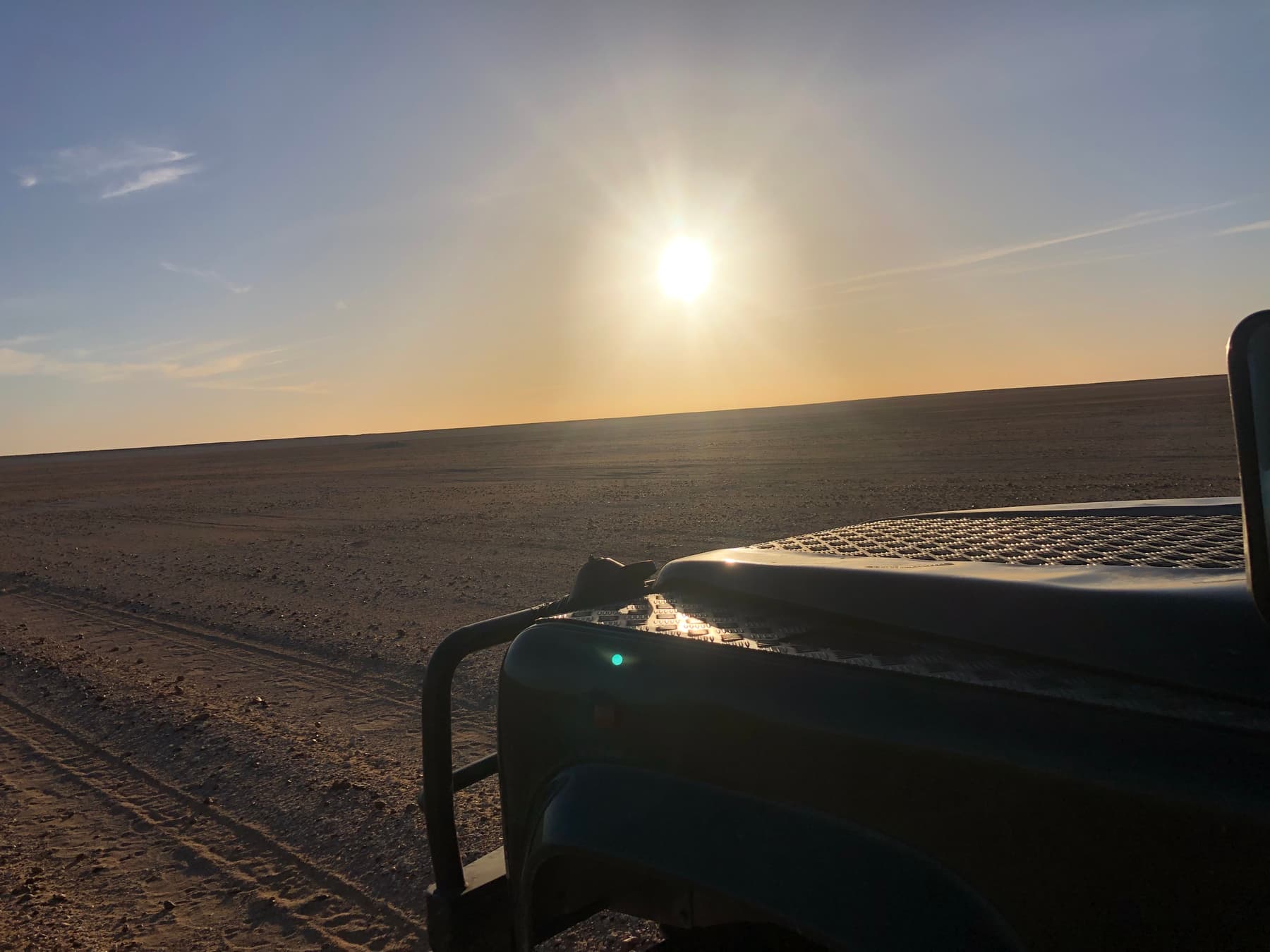 Bonnet, sun, piste.